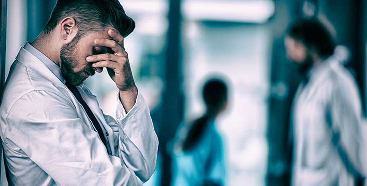 Como o trabalho excessivo prejudica a saúde física e mental dos médicos?